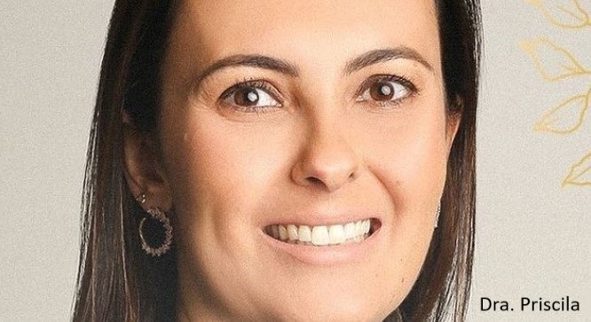 Mulher com um sorriso radiante